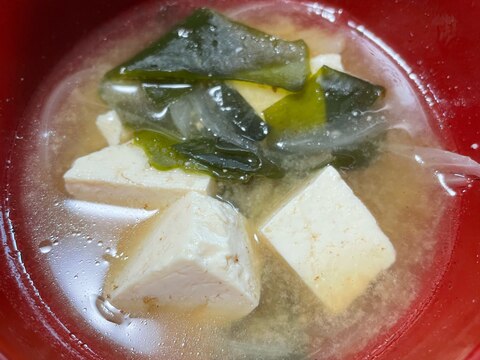 豆腐と玉ねぎとわかめの味噌汁